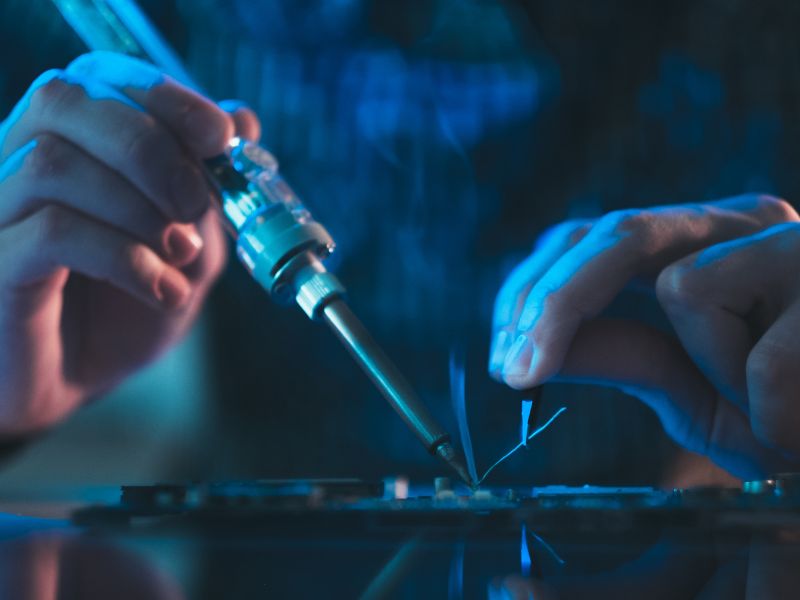 Kỹ thuật viên điện tử giải quyết các sự cố và tìm ra giải pháp 