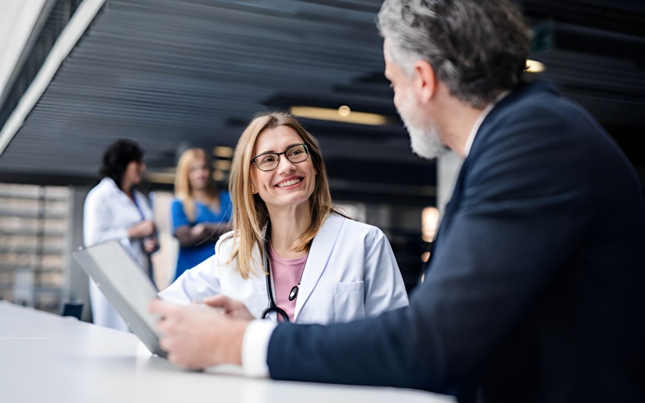 Giám đốc kinh doanh trong lĩnh vực này cần xây dựng mối quan hệ với các cơ sở y tế, nhà thuốc