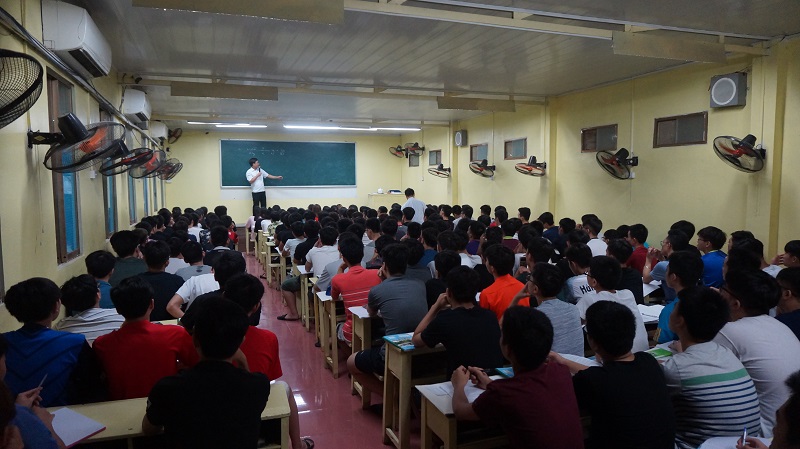 Giáo viên Hóa học tại trung tâm giảng dạy giúp học sinh nắm vững kiến thức và chuẩn bị cho các kỳ thi quan trọng