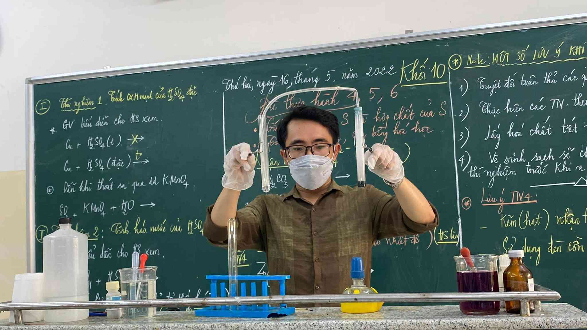 Nhu cầu tuyển dụng việc làm giáo viên Hóa học ngày càng tăng, đặc biệt ở các thành phố lớn như Hà Nội, TP.HCM