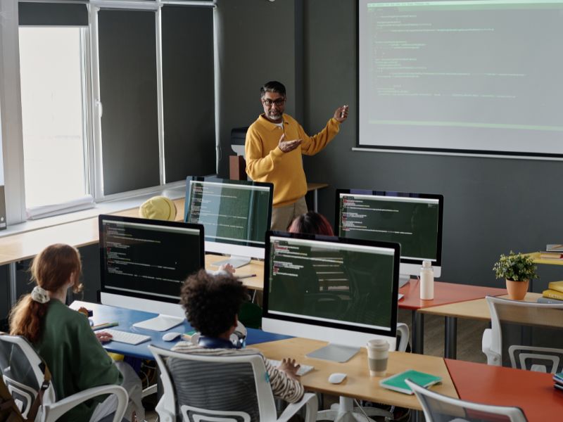 Giáo viên Tin học giảng dạy lớp học theo sự phân công của Ban giám hiệu 4.3. Giáo viên Tin học THPT