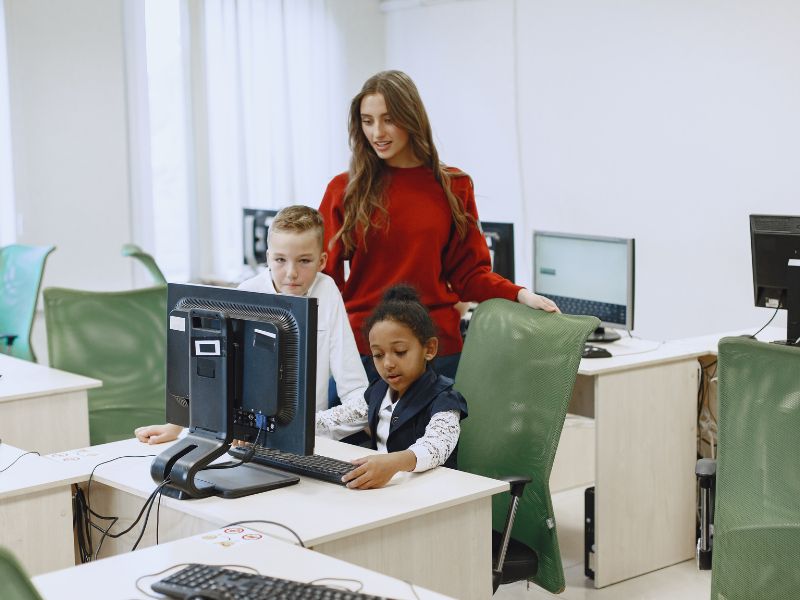 Giáo viên Tin học tại nhà thường dạy cho cá nhân hoặc nhóm nhỏ