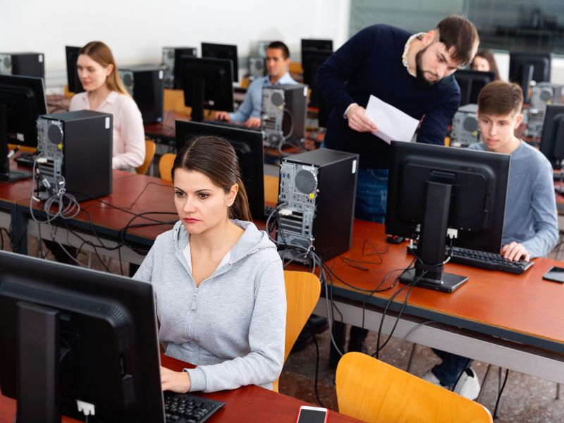 Nhu cầu tuyển dụng việc làm giáo viên Tin học ngày càng tăng, đặc biệt ở các thành phố lớn như Hà Nội, TP.HCM…