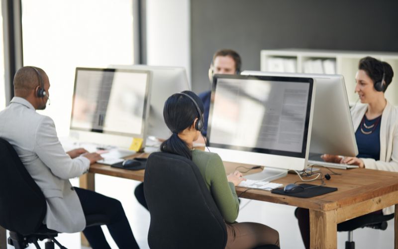 IT Helpdesk đóng vai trò trung tâm trong việc hỗ trợ người dùng, đảm bảo hoạt động hiệu quả của hệ thống công nghệ