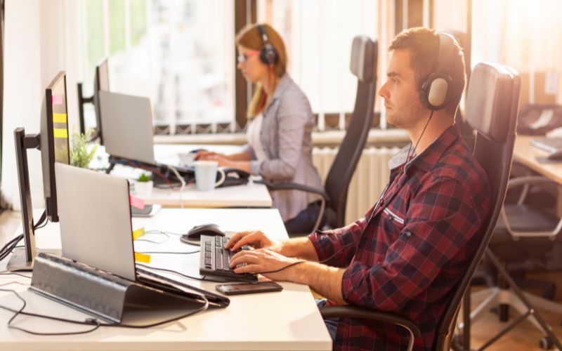 IT Support thường phải quản lý hệ thống máy chủ, mạng và phần mềm