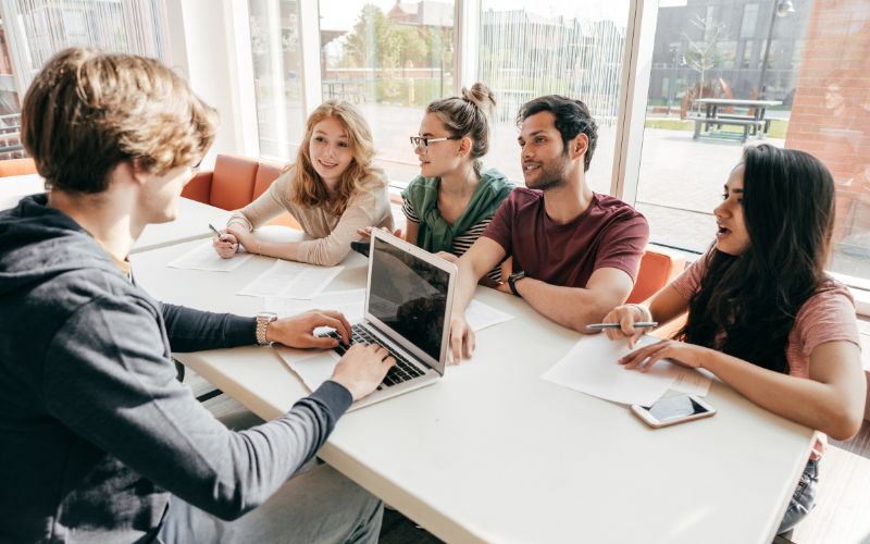 Hiện nay, nhiều doanh nghiệp tuyển dụng thực tập sinh IT Helpdesk để đào tạo nhân lực trẻ, bổ sung nguồn nhân lực chất lượng cao cho tương lai