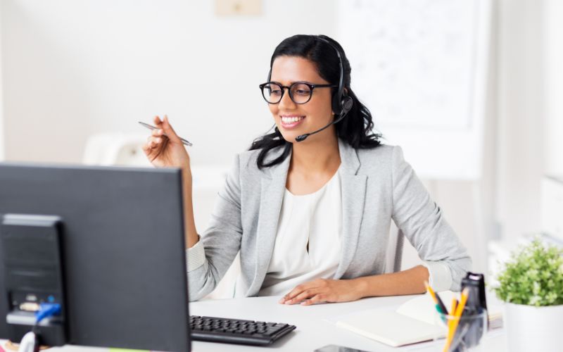 Ngoài kiến thức chuyên môn, việc làm IT Helpdesk đòi hỏi khả năng làm việc nhóm, giải quyết vấn đề và thích ứng với áp lực cao