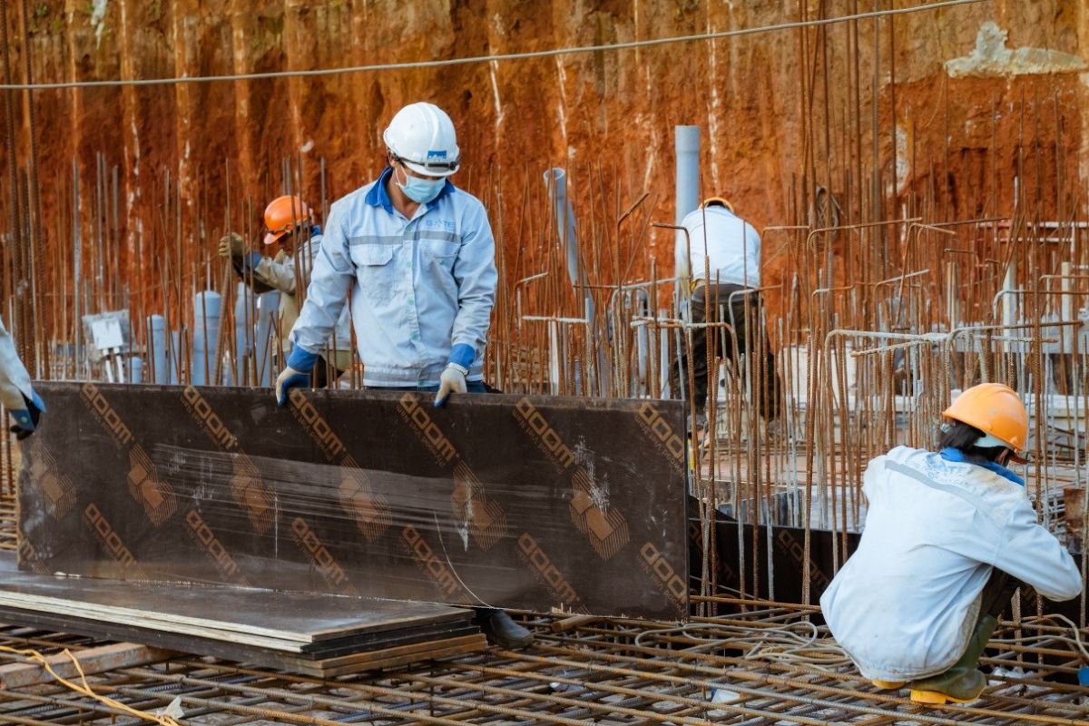 Việc làm xây dựng đòi hỏi sự chịu khó và khả năng làm việc với cường độ cao
