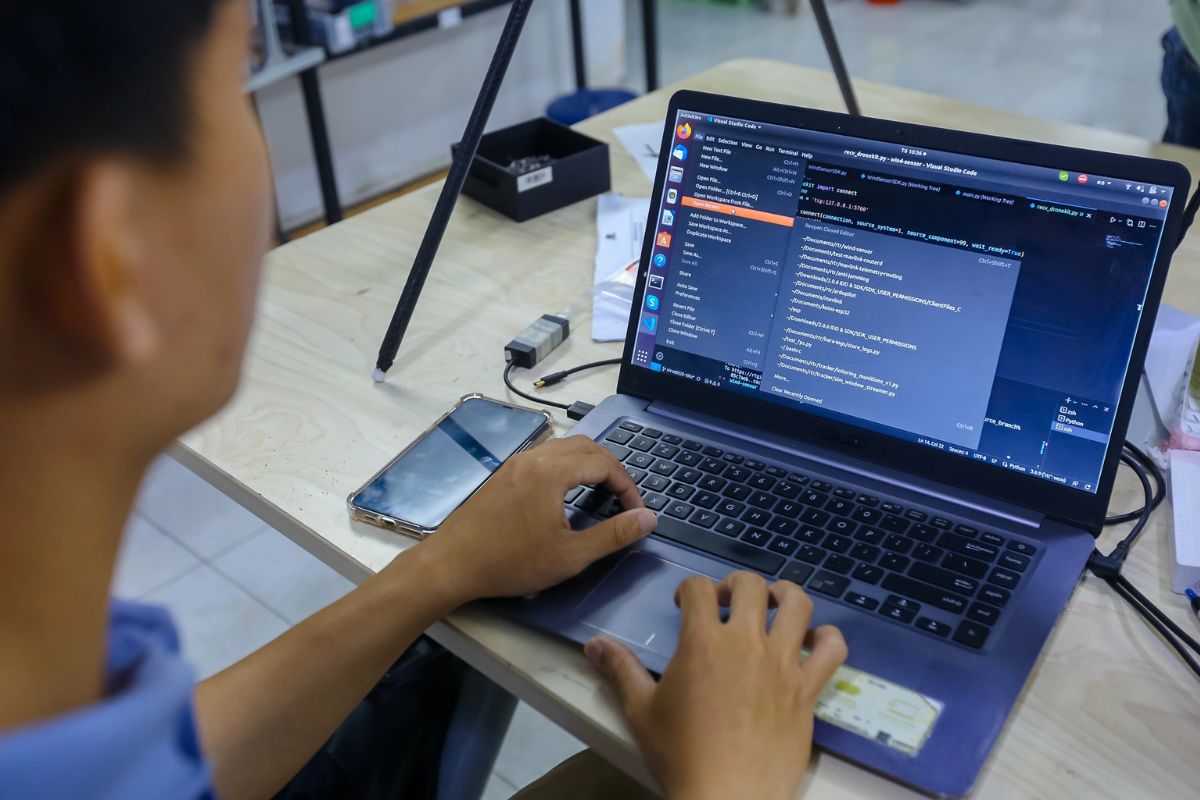 Nhiệm vụ chính của các chuyên viên IT bao gồm phát triển phần mềm, quản lý hệ thống mạng và bảo mật thông tin