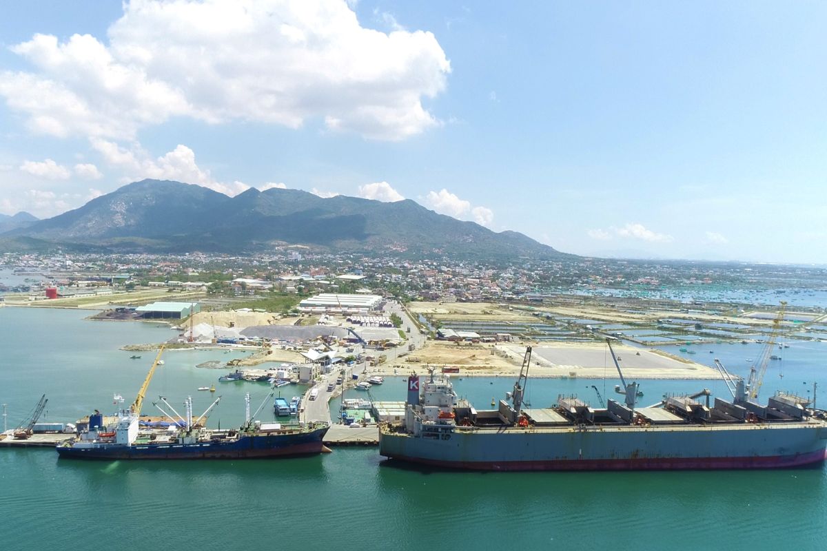 Thành phố Cam Ranh có điểm mạnh về vận tải biển nhờ sở hữu cảng Cam Ranh nổi tiếng
