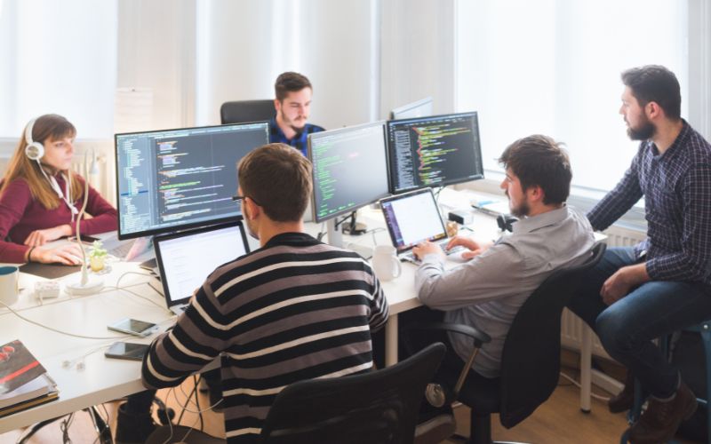 Việc làm Lập trình Front-End Fresher là giai đoạn quan trọng để bạn xây dựng nền tảng chuyên môn vững chắc