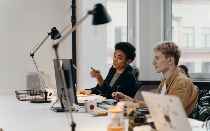 Ứng viên thường phải trải qua quá trình đào tạo và thử việc để đảm bảo đáp ứng được yêu cầu của công việc