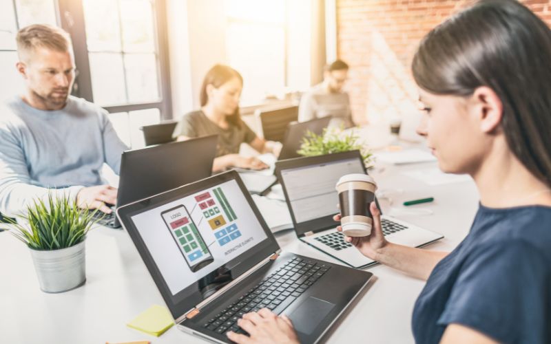 Hệ điều hành Android được nhiều trên nhiều thiết bị và chi phí phát triển thấp