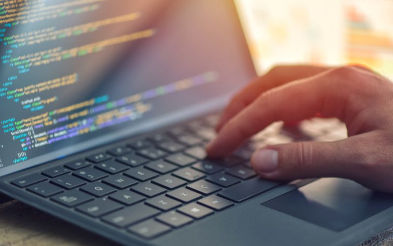 Lập trình viên Front-end, Back-end và Full-stack có những yêu cầu khác nhau về kỹ năng và ngôn ngữ sử dụng