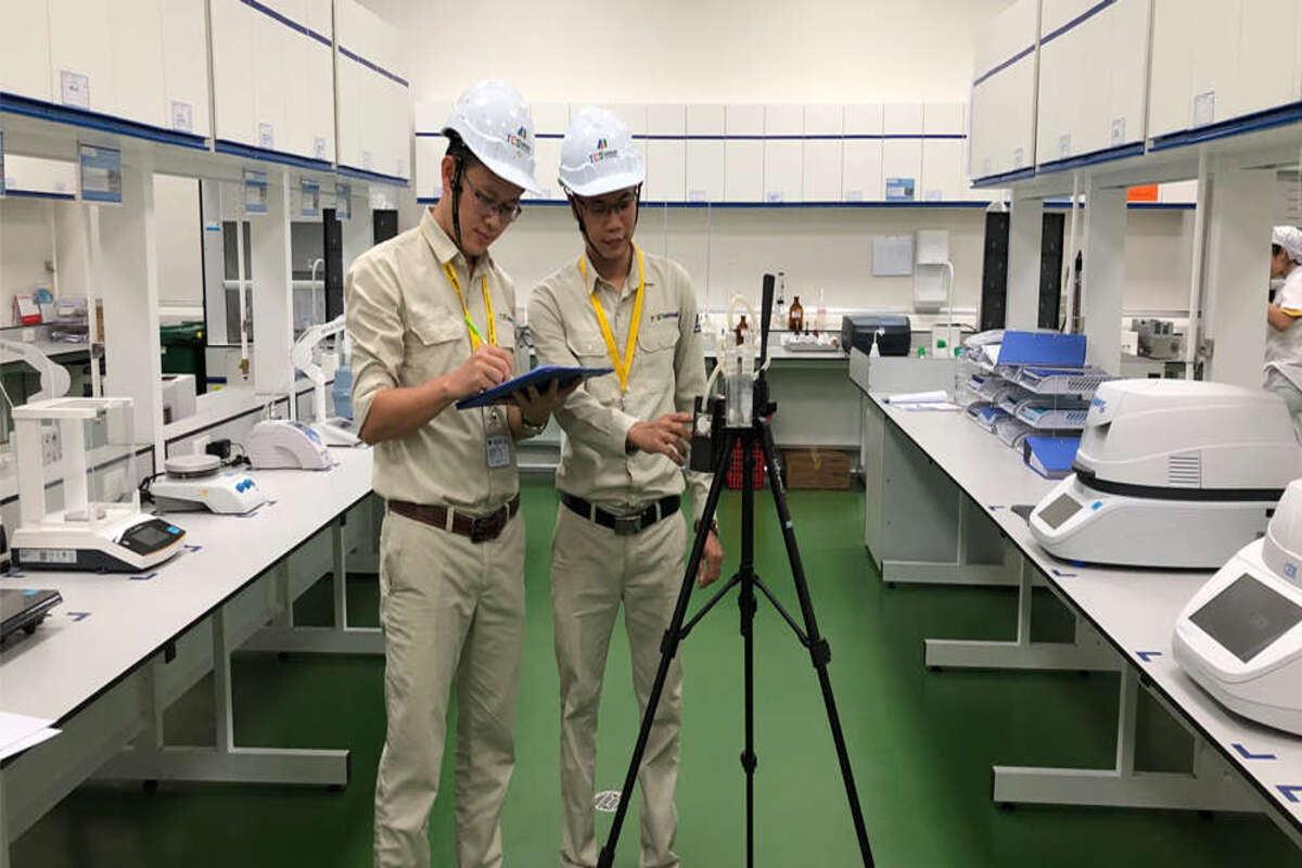 Nhân viên quan trắc môi trường chịu trách nhiệm theo dõi và đánh giá chất lượng các yếu tố môi trường