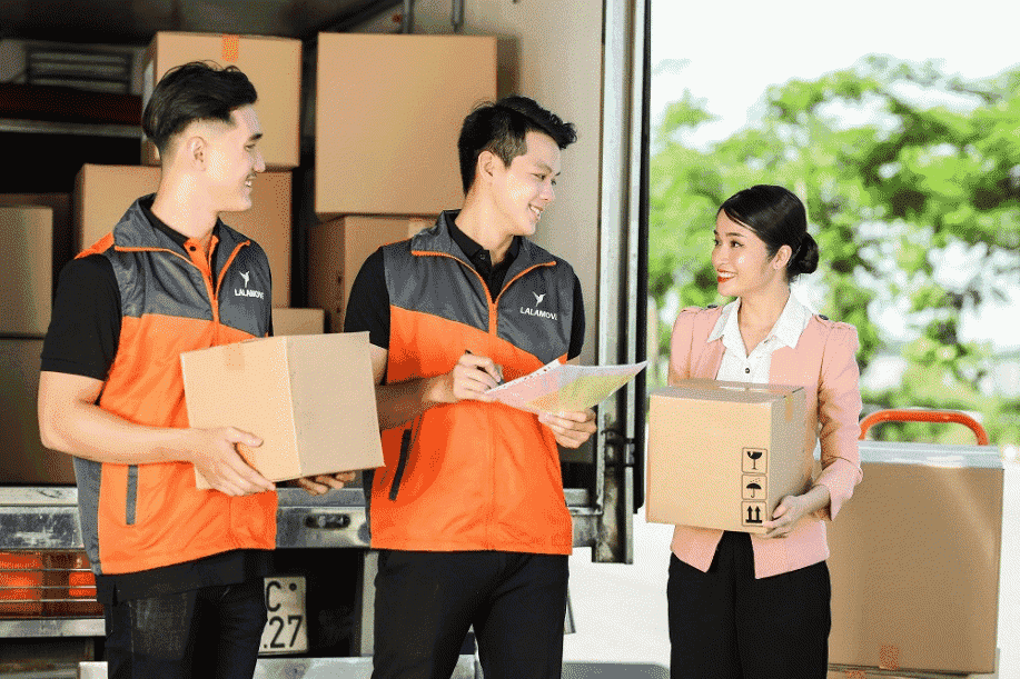 Để hoàn tất quy trình giao hàng, một nhân viên giao hàng cần phải thực hiện nhiều nhiệm vụ khác nhau