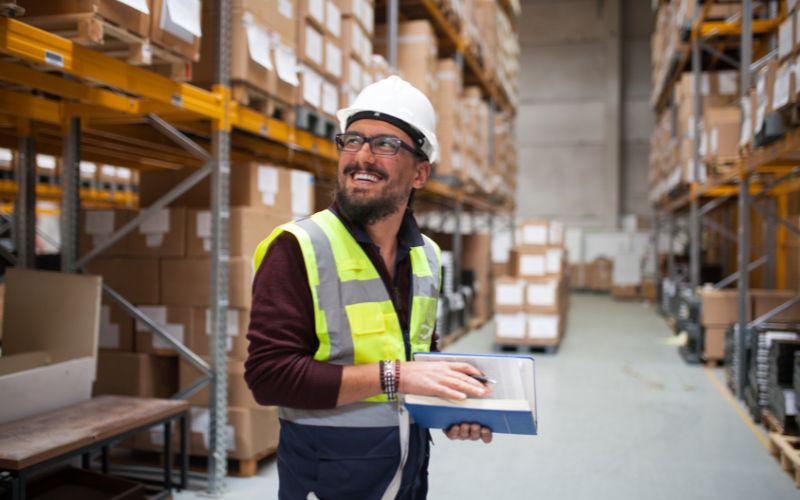 Việc làm nhân viên kho đóng vai trò thiết yếu trong việc quản lý và vận hành kho hàng