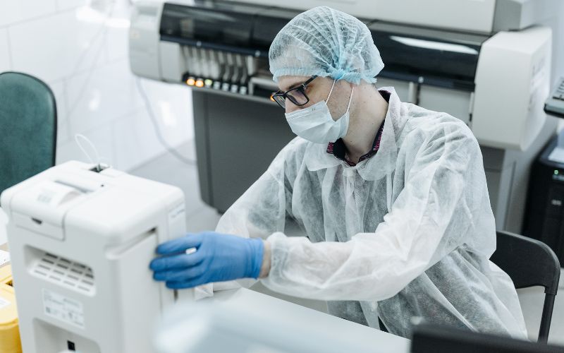 Nhân viên kỹ thuật thiết bị y tế cần đảm bảo độ chính xác và an toàn của thiết bị khi đưa vào sử dụng