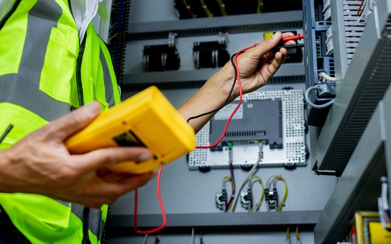 Nhân viên kỹ thuật điện, điện tử đảm bảo hoạt động ổn định và an toàn của các hệ thống này