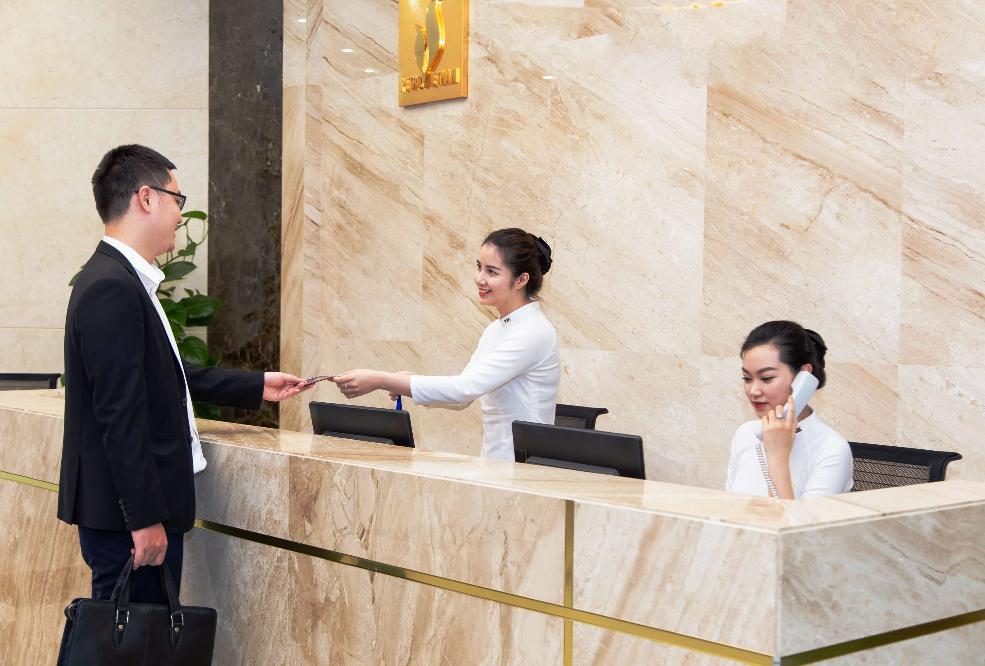 Đối với nhân viên lễ tân từng có kinh nghiệm có thể lên chức quản ly và chăm sóc khách hàng