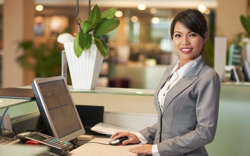 Quản lý thông tin khách hàng là một trong những việc làm nhân viên lễ tân