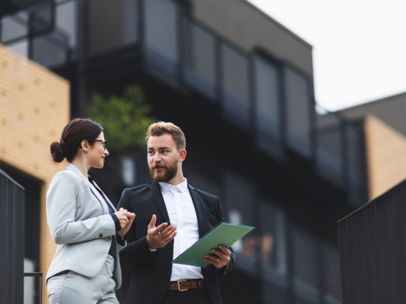 Việc tư vấn và thuyết phục khách hàng là nhiệm vụ quan trọng với nhân viên tư vấn bất động sản.