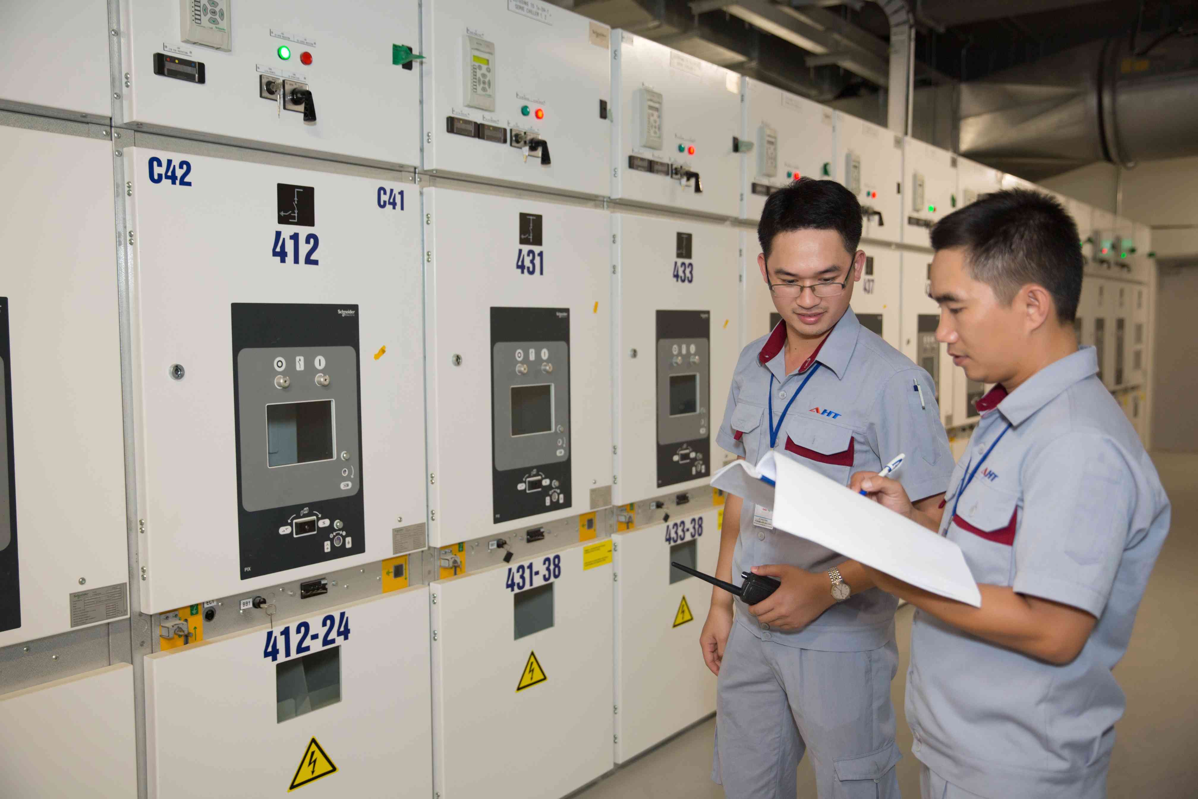 Nhân viên vận hành dây chuyền tự động hóa trong nhà máy TP.HCM