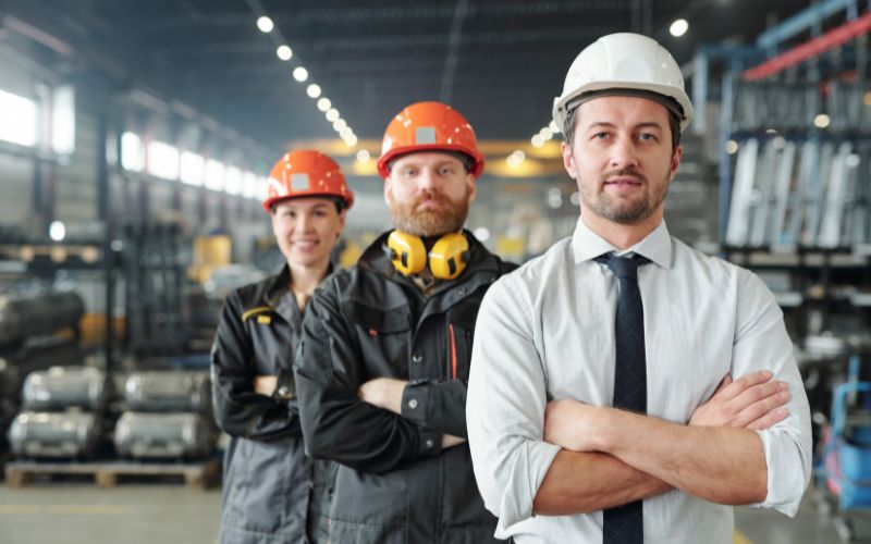 Các vị trí quản lý, kỹ thuật viên, chuyên gia trong lĩnh vực sản xuất thường yêu cầu ứng có trình độ từ cao đẳng trở lên