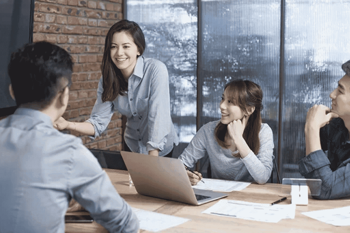 Thực tập sinh full-time sẽ làm việc toàn thời gian tại văn phòng và tham gia vào hầu hết công việc