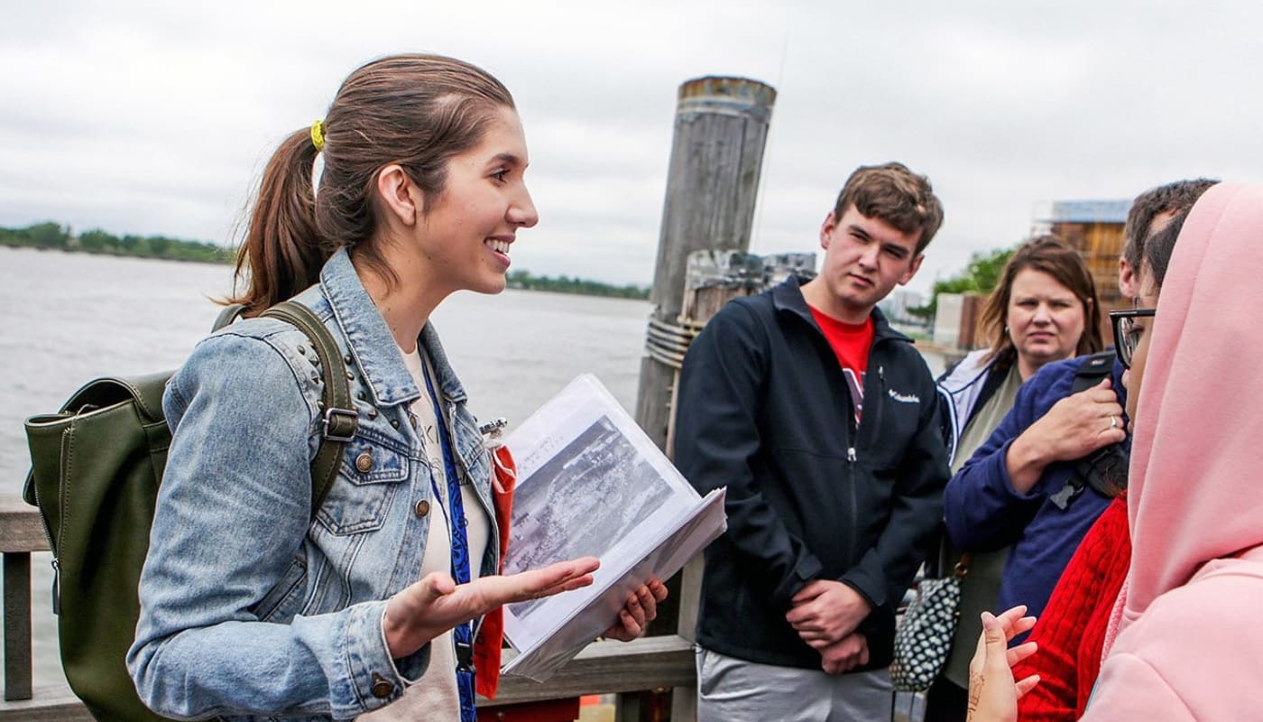 Hướng dẫn viên du lịch tiếng Hàn thực hiện nhiệm vụ dẫn đoàn đi tham quan theo sự phân công của công ty