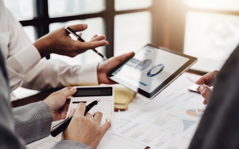 Nhân viên truyền thông marketing cần phân tích hiệu quả của chiến dịch marketing và đưa ra đề xuất cải thiện