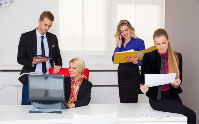 Nhân viên PR xây dựng và duy trì hình ảnh tích cực của một tổ chức, cá nhân hoặc sản phẩm