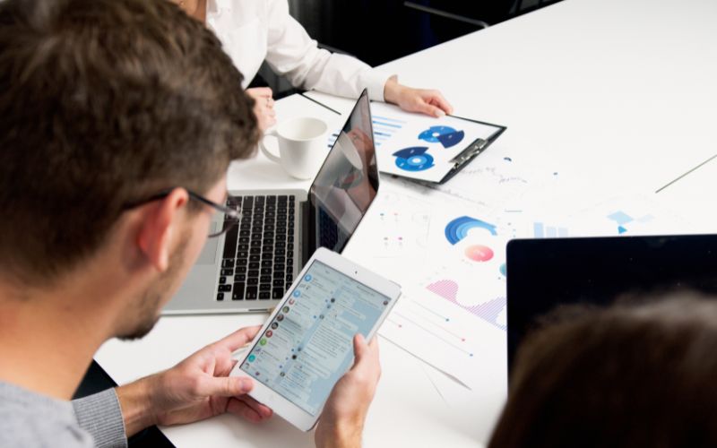 Sở hữu kiến thức chuyên môn vững vàng là nền tảng để một nhân viên truyền thông thành công