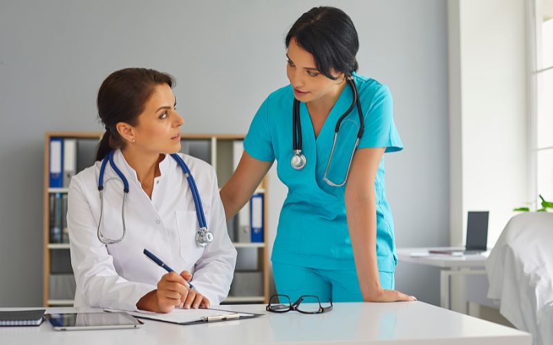 Nhân viên y tế văn phòng chịu trách nhiệm về các công việc hành chính, quản lý hồ sơ bệnh án, sắp xếp lịch khám