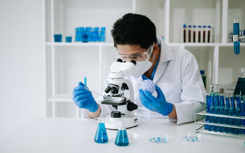 Chuyên viên công nghệ sinh học có thể tham gia vào dự án nghiên cứu và phát triển sản phẩm y tế mới