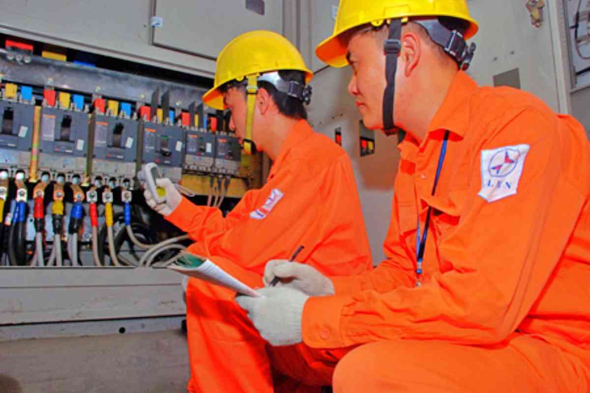 Thợ điện đóng vai trò quan trọng trong việc duy trì hệ thống điện ổn định cho mọi người