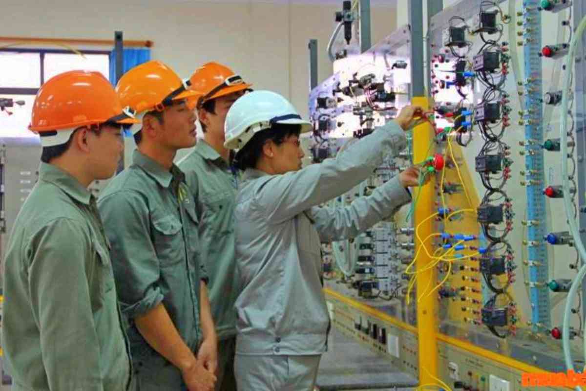 Ngành thợ điện phải đối mặt với vô số khó khăn và thách thức từ thời tiết