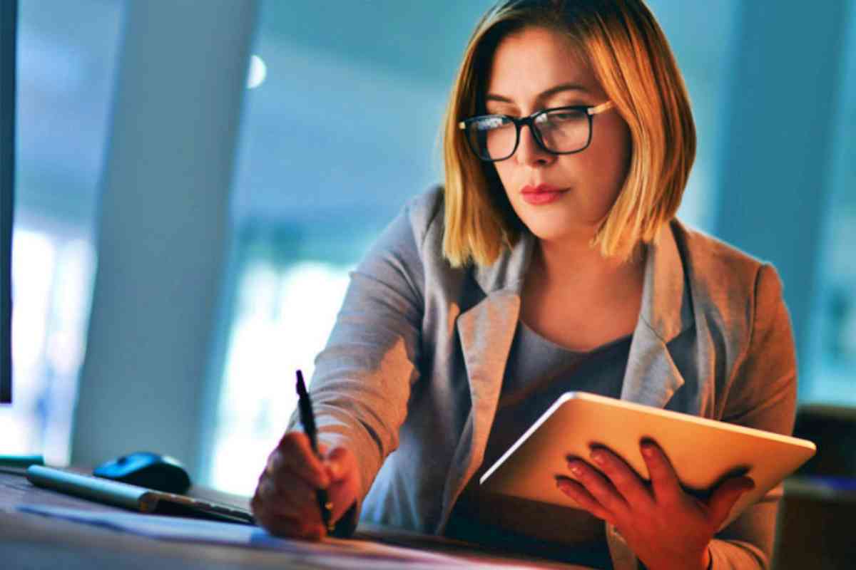 Nhân viên sales admin đóng vai trò quan trọng trong việc hỗ trợ và duy trì hoạt động bán hàng