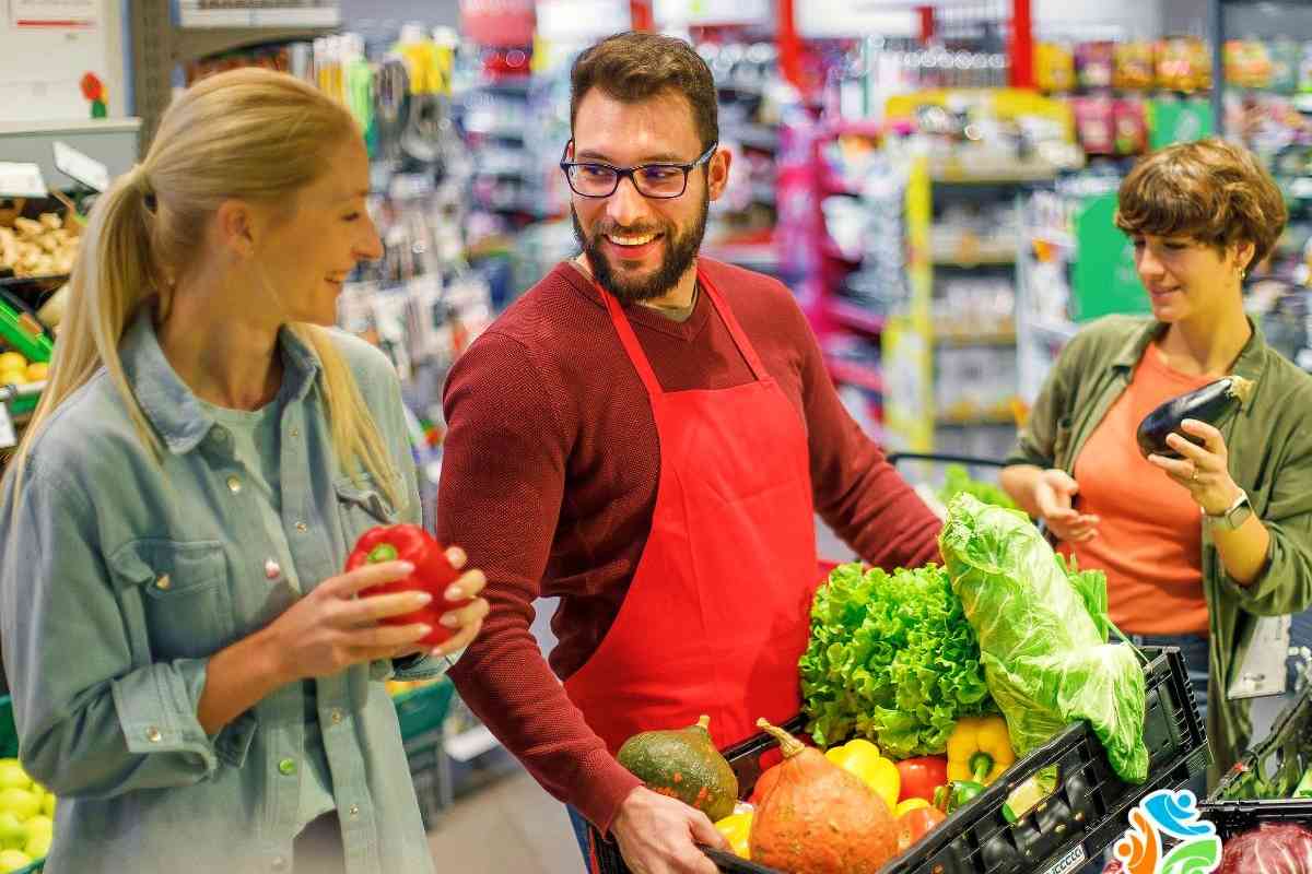 Nhân viên siêu thị ngoài việc tiếp xúc với khách hàng còn là đại diện cho cả thương hiệu