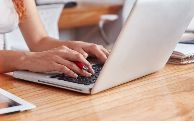 Nhân viên trực page có đóng vai trò quan trọng trong việc quản lý và vận hành các trang mạng xã hội