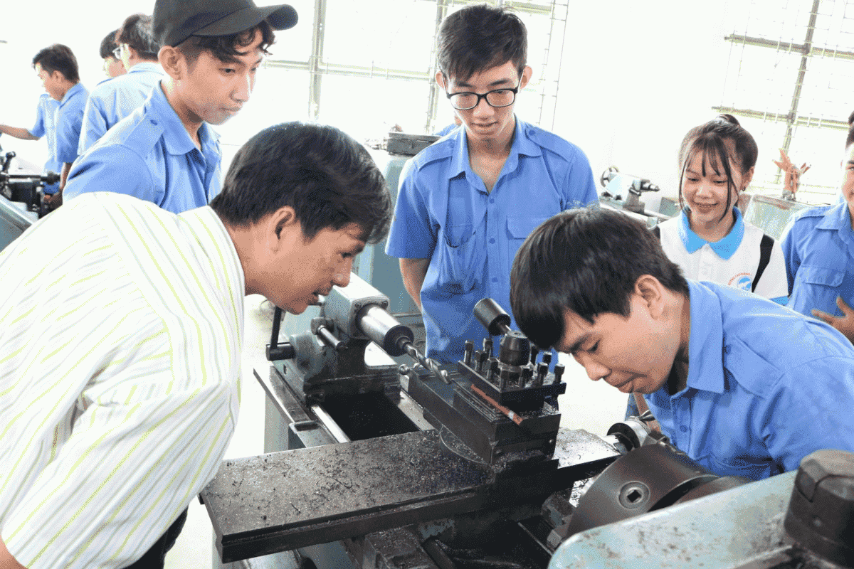 Kỹ sư thiết kế cơ khí có trách nhiệm quan trọng trong việc phát triển và duy trì các hệ thống, thiết bị cơ khí trong nhiều ngành công nghiệp