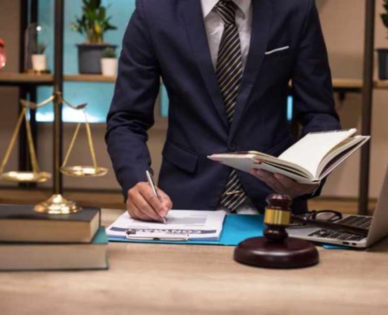 Việc làm luật sư yêu cầu kỹ năng phân tích và nghiên cứu kỹ về các lĩnh vực pháp lý khác nhau