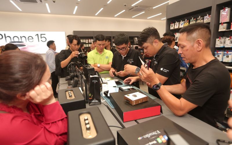 Nhân viên bán hàng điện thoại cần có sự hiểu biết sâu sắc về đối tượng khách hàng trẻ