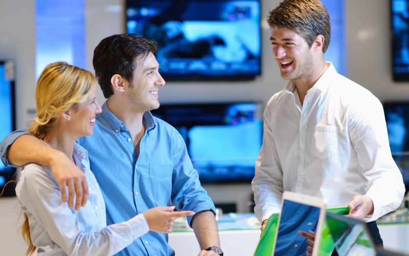 Nhà tuyển dụng nhân viên bán điện thoại cần ứng viên có nhiều kỹ năng và phẩm chất để thuyết phục khách hàng mua sản phẩm