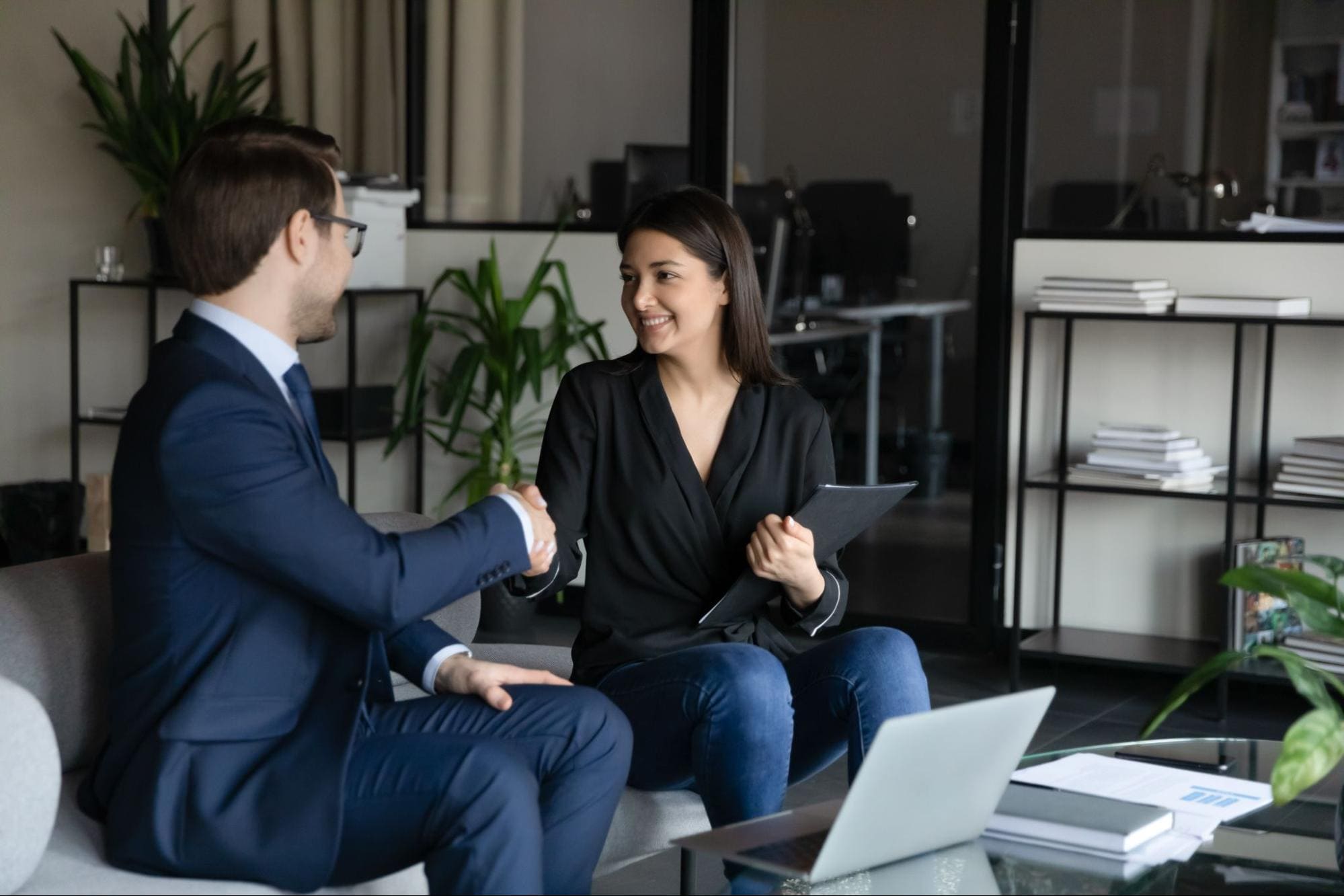 Nhân viên có khả năng đàm phán tốt là một điểm cộng trong quá trình làm tại vị trí nhân viên kinh doanh thiết bị công nghiệp