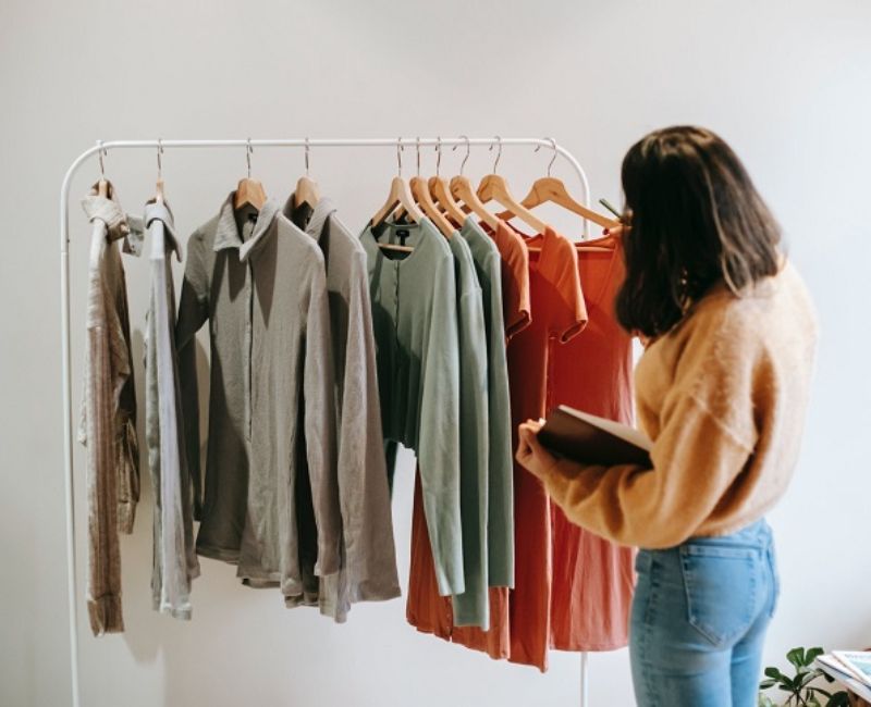 Việc làm stylist phải linh hoạt và nhanh nhạy trong việc thích ứng với sự thay đổi của ngành thời trang