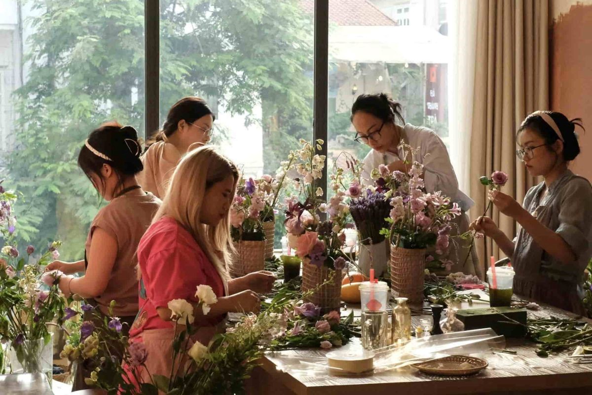 Thợ cắm hoa phải có kiến thức về các loài hoa, gu thẩm mỹ tốt và tính sáng tạo cao