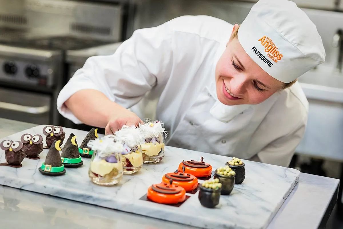 Tuyển thợ bánh cần có tay nghề cao, tính sáng tạo và tỉ mỉ cẩn thận