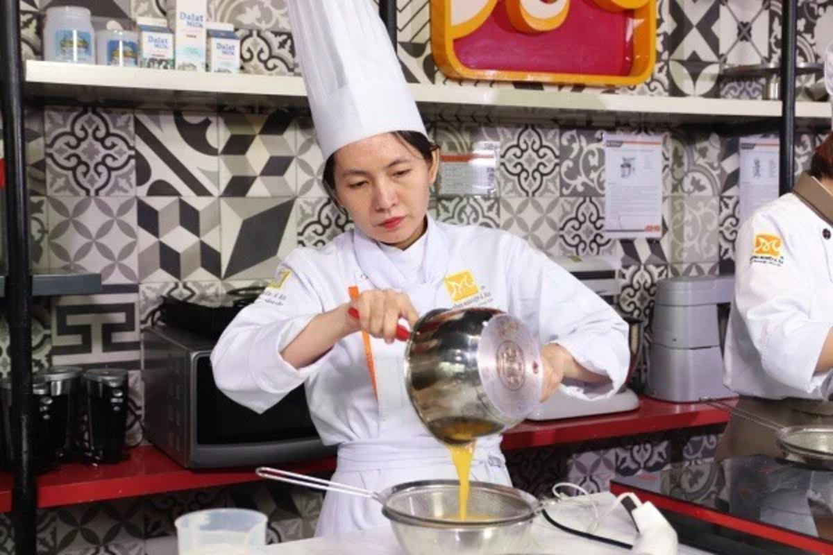 Thợ làm bánh phải đáp ứng yêu cầu cao của khách hàng về chất lượng và thẩm mỹ sản phẩm