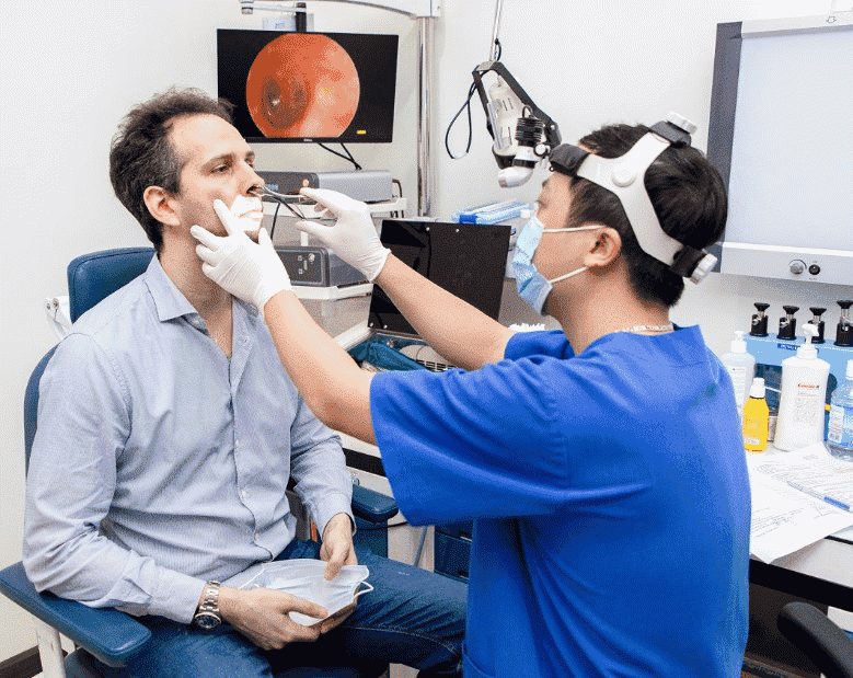 Bác sĩ thực hiện các thủ thuật chuyên sâu để điều trị bệnh